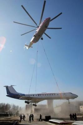 Foto Divertente: Elicottero che solleva un aereo