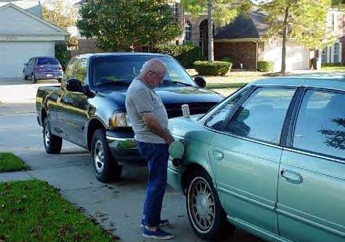 Foto Divertente: Uomo che mette la pipì al posto del carburante