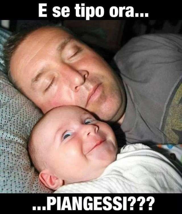 Foto Divertente: Babbo che dorme con bambino sveglio che sta per piangere