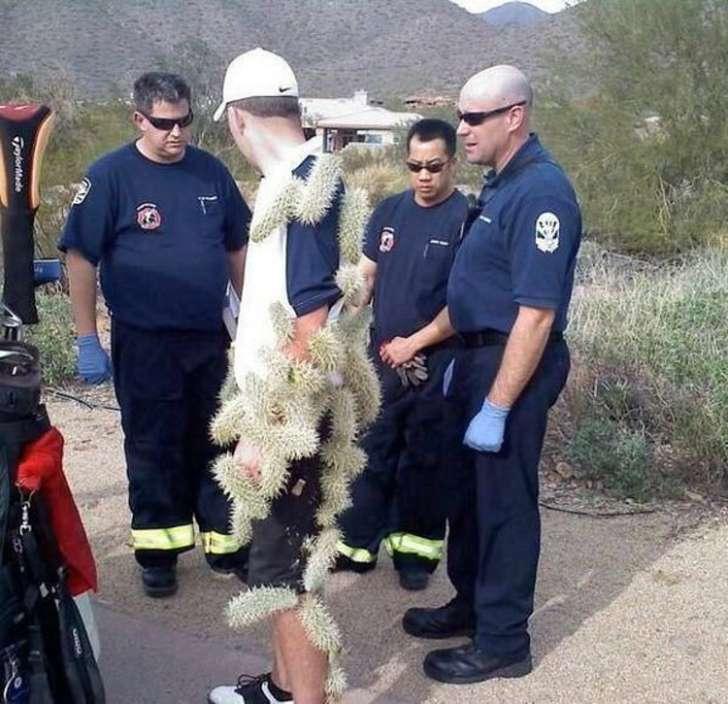 Uomo con cactus attaccato al corpo