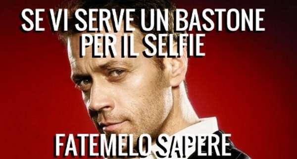 Rocco Siffredi e il bastone per i selfie