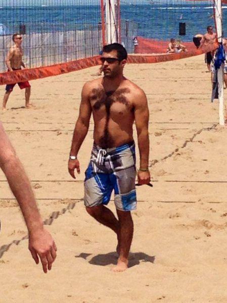 Foto Divertente: Uomo in spiaggia con peli tagliati a forma di palma