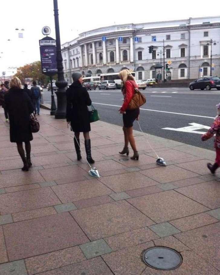 Foto Divertente: Donne che passeggiano con ferro da stiro al guinzaglio