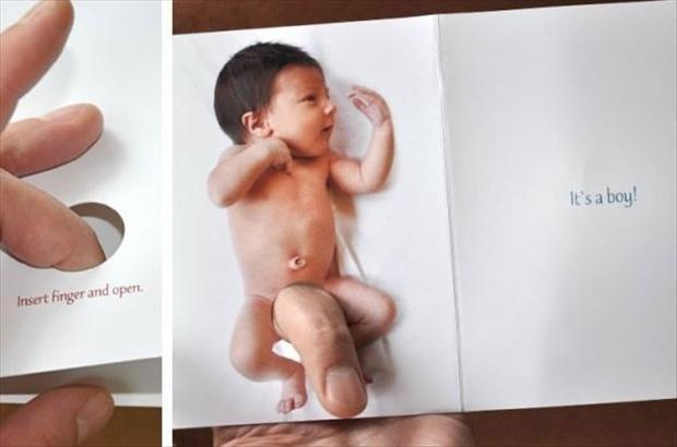 Foto Divertente: Bambino con il dito di un adulto che esce dal pannolino
