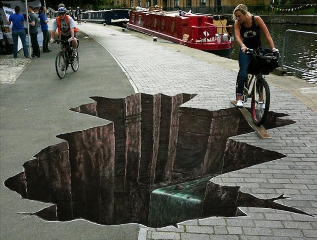 Dipinto su strada di una buca enorme