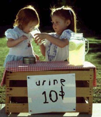 Foto Divertente: Bambine che vendono pipì alla bancarella