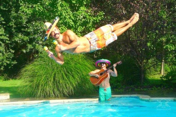 Uomo che suona le maracas e si tuffa in piscina