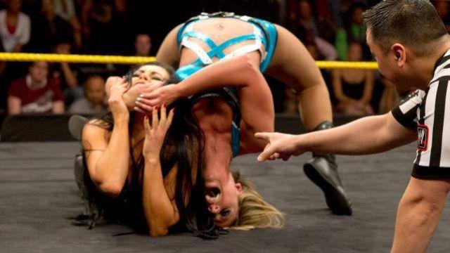 Ragazze che lottano sul ring in posizione strana