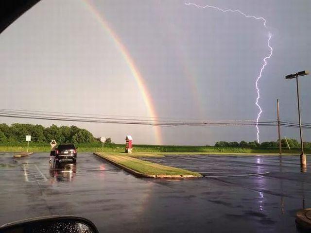 Arcobaleno e di fianco un fulmine