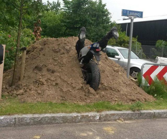 Motociclista finito in un cumulo di terra