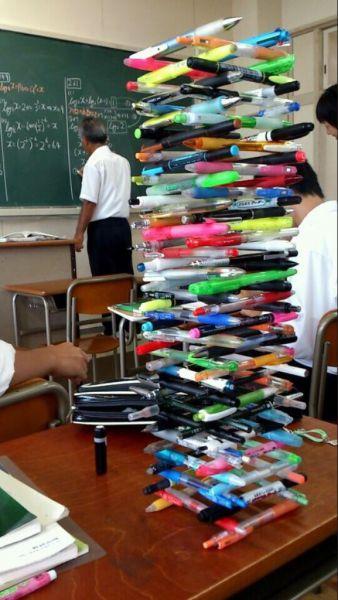 Torre fatta con evidenziatori sui banchi di scuola