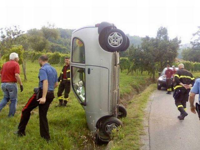 Auto in verticale dopo essere uscita di strada