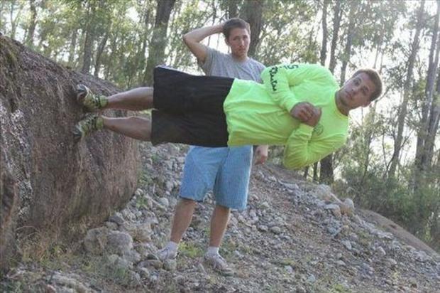Uomo messo in orizzontale su un tronco di albero