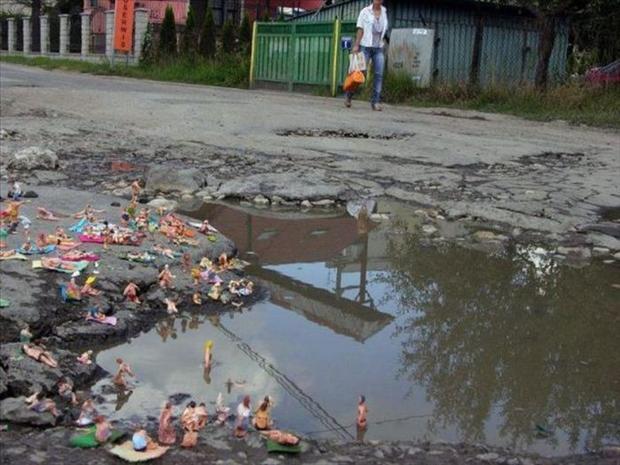 Piccoli uomini che fanno il bagno in una pozzanghera