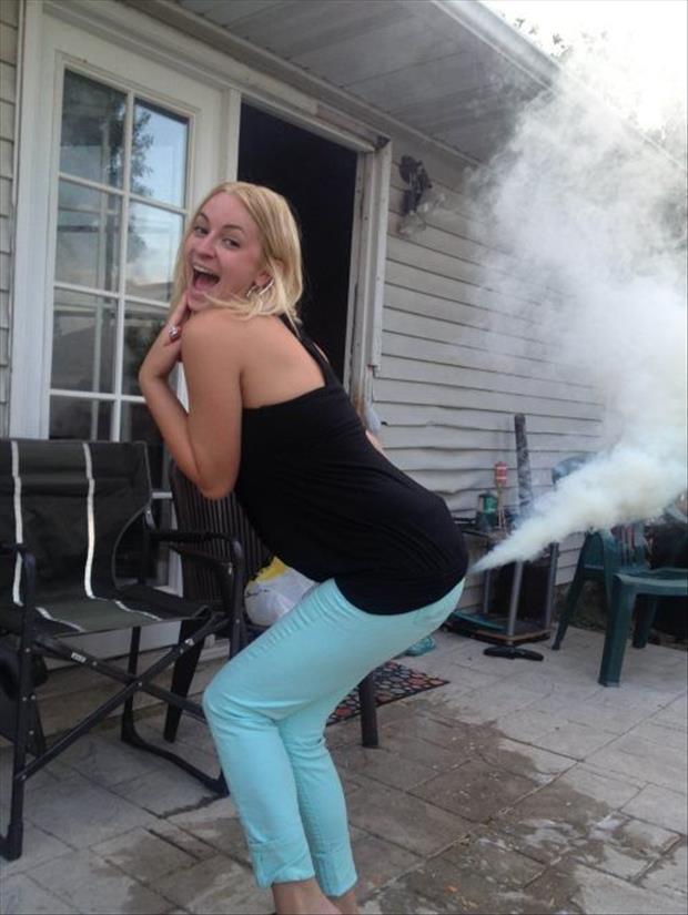 Foto Divertente: Ragazza che spara fumo dai glutei