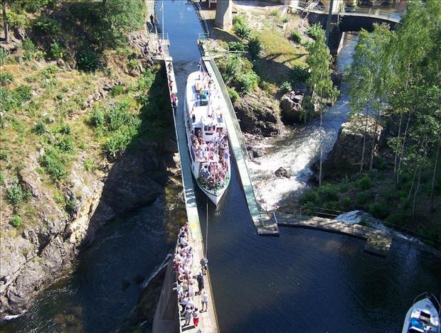 Nave che attraversa un canale sopraelevato