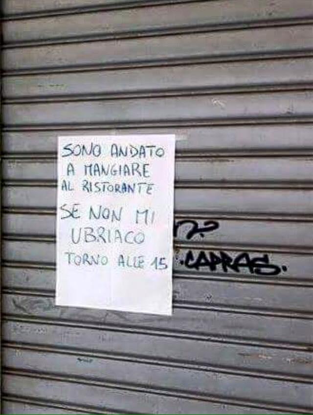 Foto Divertente: Foglio con scritto che il proprietario è al ristorante