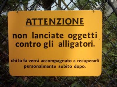 Cartello per non gettare oggetti agli alligatori