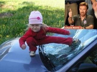 Foto Divertente: Bambina sul cofano della macchina che da un calcio al vetro