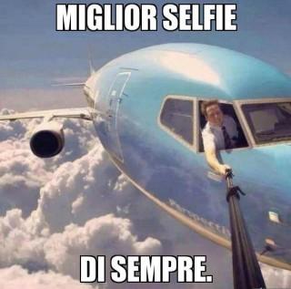 Selfie fatto dal finestrino dell'aereo