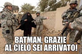 Foto Divertente: Donna con burka che va da alcuni soldati in guerra