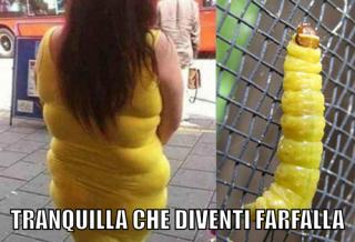 Foto Divertente: Donna con vestitino giallo come il bruco