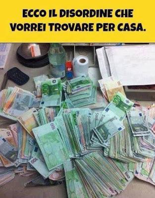 Foto Divertente: Soldi sparsi sulla scrivania