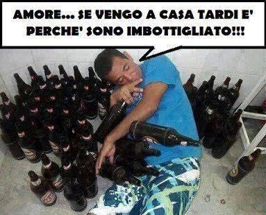 Uomo abbracciato a delle bottiglie
