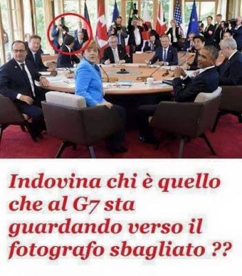 Renzi ad una riunione girato dalla parte opposta del fotografo