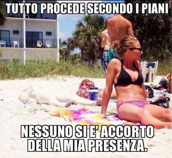 Foto Divertente: Uomo mimetizzato nella sabbia ala mare