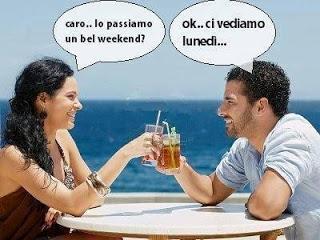Foto Divertente: Uomo e donna al tavolino di un bar che bevono