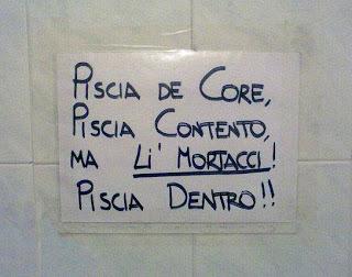 Foto Divertente: Cartello per non fare la pipì fuori dal vaso