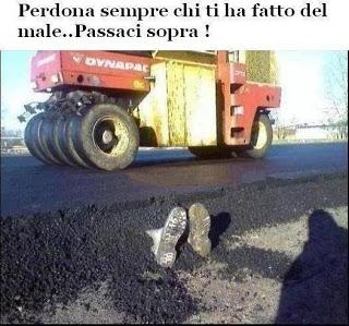 Uomo sotto terra con solo i piedi fuori