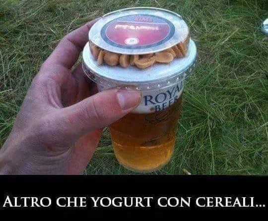 Foto Divertente: Birra con sopra gli arachidi per aperitivo