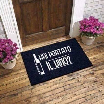 Foto Divertente: Zerbino con disegnato la bottiglia del vino