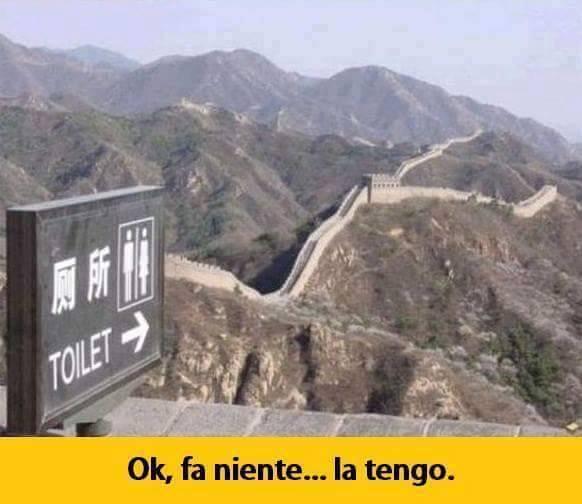 Cartello per wc lungo la muraglia