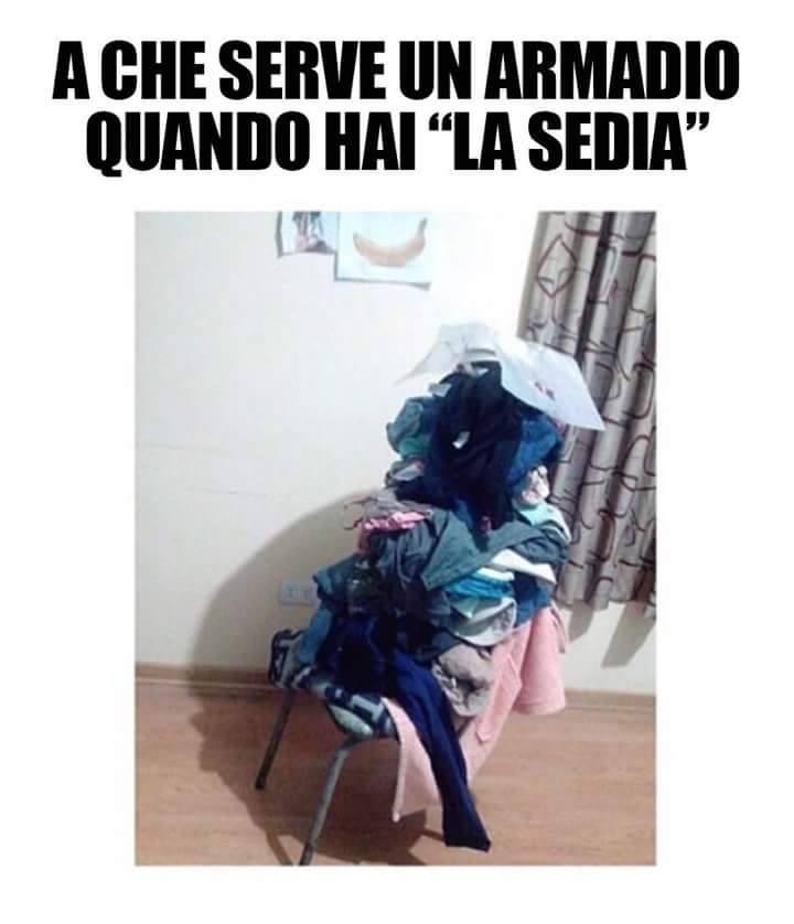 Foto Divertente: Sedia con sopra i panni