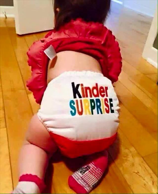 Foto Divertente: Bambino con pannolino con disegnato l'uovo Kinder