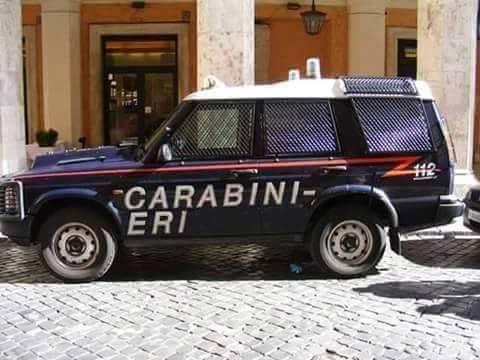 Macchina carabinieri con la scritta sbagliata