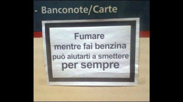 Foto Divertente: Cartello di divieto di fumare dal benzinaio