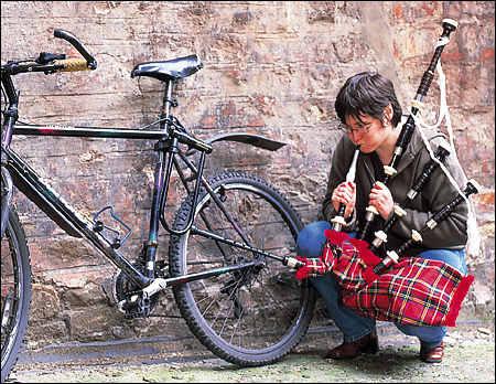Foto Divertente: Gonfiare la bicicletta