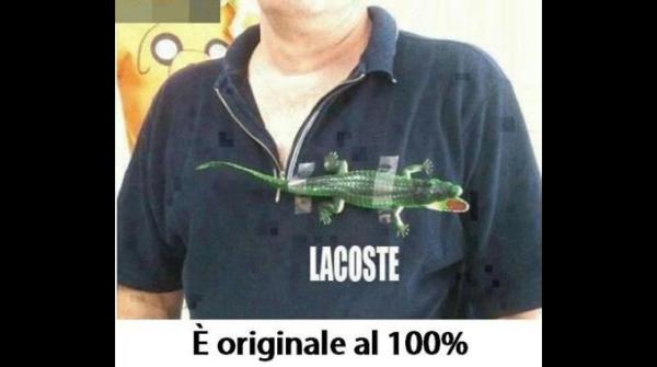 Maglia della Lacoste con attaccato coccodrillo di gomma 