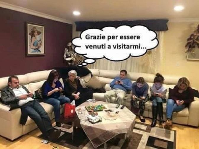Seduti a trovare la nonna e tutti a guardare il cellulare