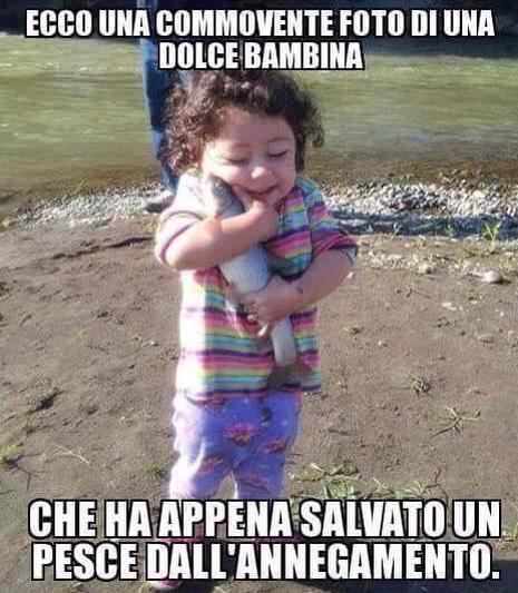 Bambina che abbraccia il pesce per salvarlo dall'annegamento