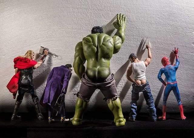 Supereroi che fanno pipì con Hulk al centro