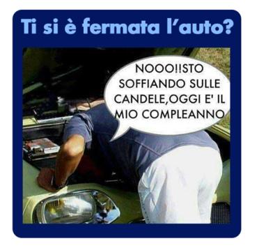 Foto Divertente: Uomo che sistema l'auto mettendo la testa dentro il cofano