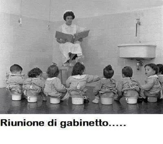 Foto Divertente: Bambini in un bagno dell' asilo seduti sul vasino