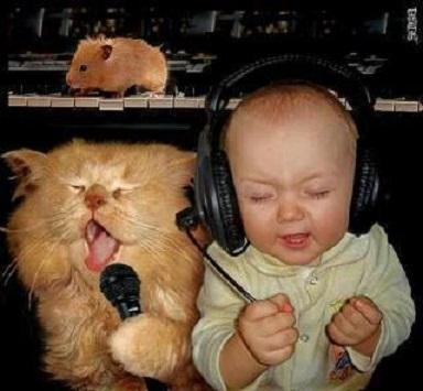 Foto Divertente: Bambino e gatto che cantano con microfono