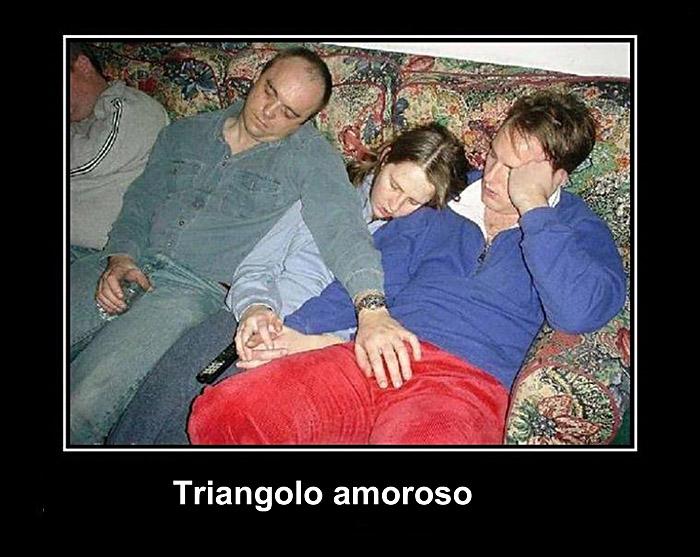 Dormono sul divano e uomo tocca parti intime al ragazzo
