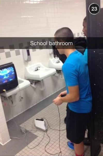Televisore con videogames nel bagno della scuola